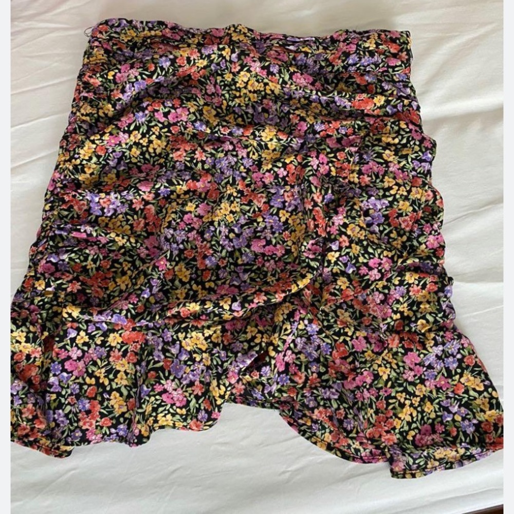 NWOT Zara Skirt Size X-Small Beautiful Floral Pattern